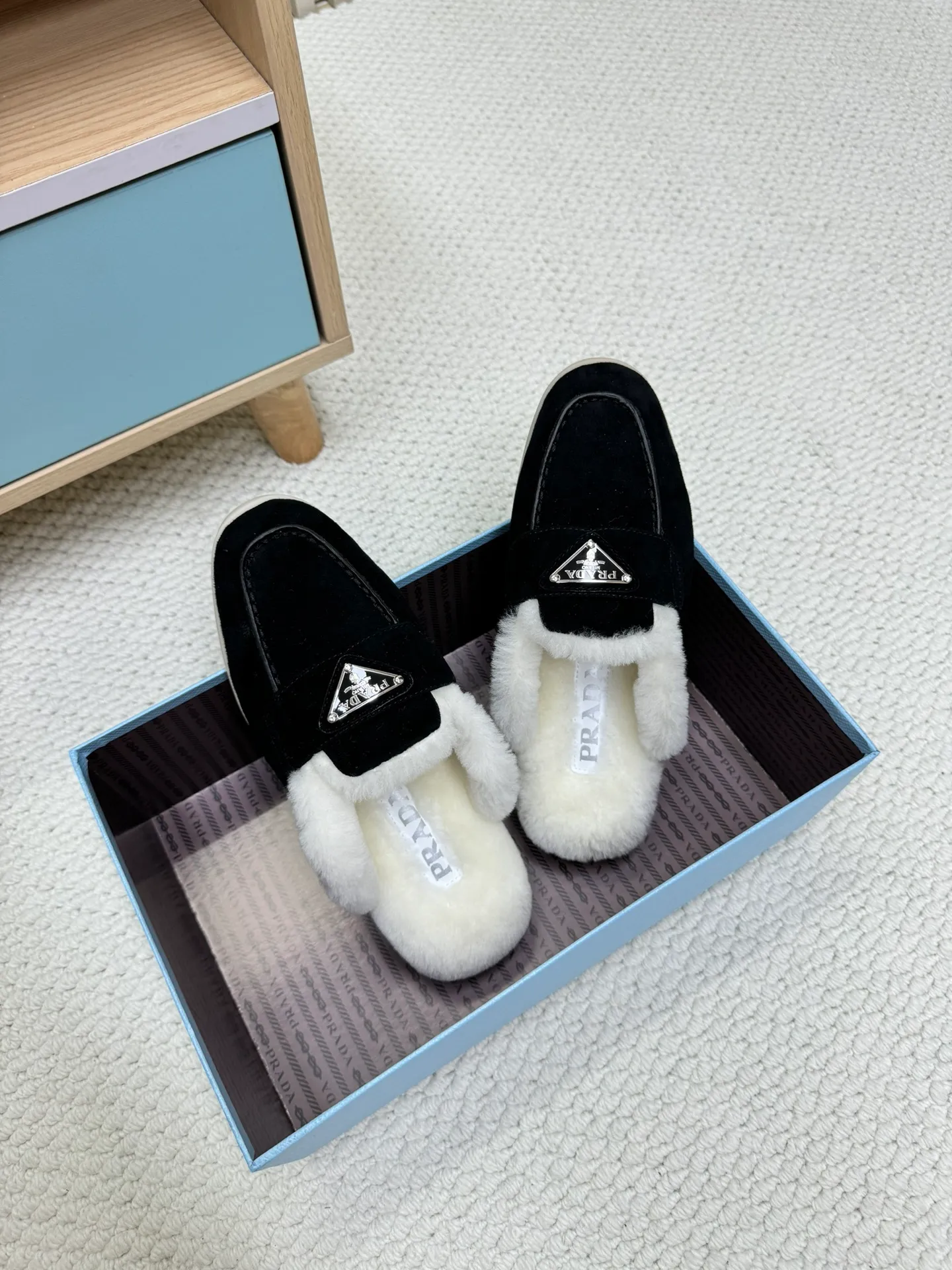 p560 🎉Prada toe-cap wool slippers, officially updated simultaneously, couple models are coming! 💑 Classic triangle buckle design, extremely fashionable. The all-wool lining and feet have excellent thermal insulation properties, allowing you to feel warm even in cold winter days. The comfortable TPU soles are extremely comfortable to wear, as if you are walking on the clouds. 😌 It is an excellent choice whether at home or out. Wear it with your significant other to show off your love and become the focus of street fashion. 💖This winter, let Prada toe-toe wool slippers accompany you, combining warmth and fashion. Come and get it now! 🛍️ Fabric: Imported frosted cowhide Lining: One-piece sheepskin imported from Australia Outsole: Original Tpu absorbent film outsole Female size: 35～41 (41 customized) Male size: 39～45 (45 customized)